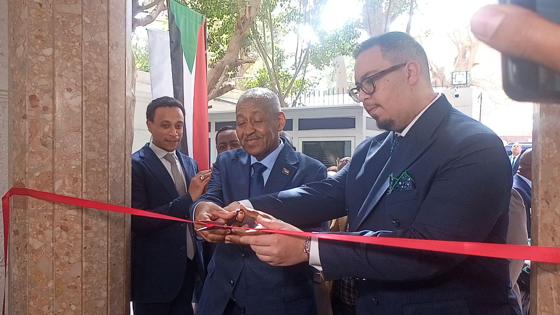 سفير السودان في مصر يفتتح مكتب تقديم خدمات السفارة والقنصلية للمواطن السوداني بالقاهرة في الدقي
