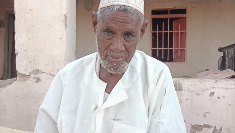 الرشيد محمد الحسن الرجل  الثمانيني الذي قطع 80كيلومترا ليشارك نازحي الفاشر معاناتهم ويقف معهم