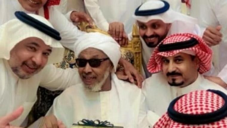 قصة المعلم السوداني عمر أبشر : أستاذ الأجيال ورمز الوفاء