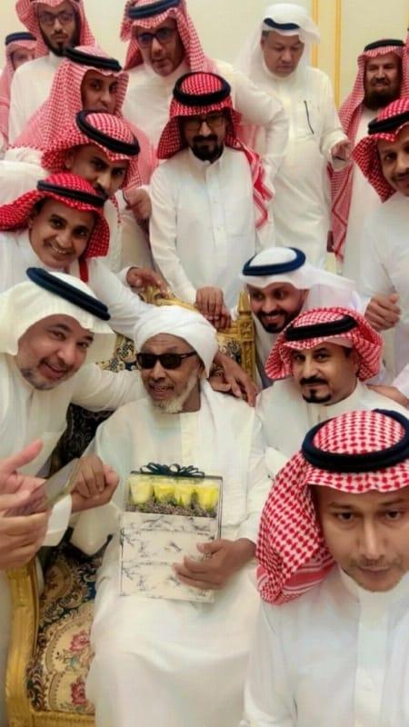 قصة المعلم السوداني عمر أبشر : أستاذ الأجيال ورمز الوفاء