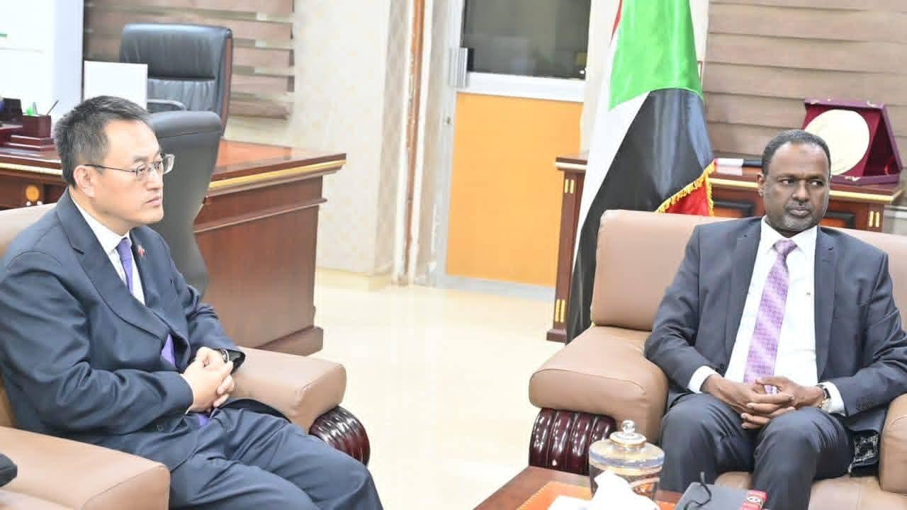 وكيل وزارة  الصحة يبحث مع السفير الصيني المساهمة في إعادة إعمار النظام الصحي