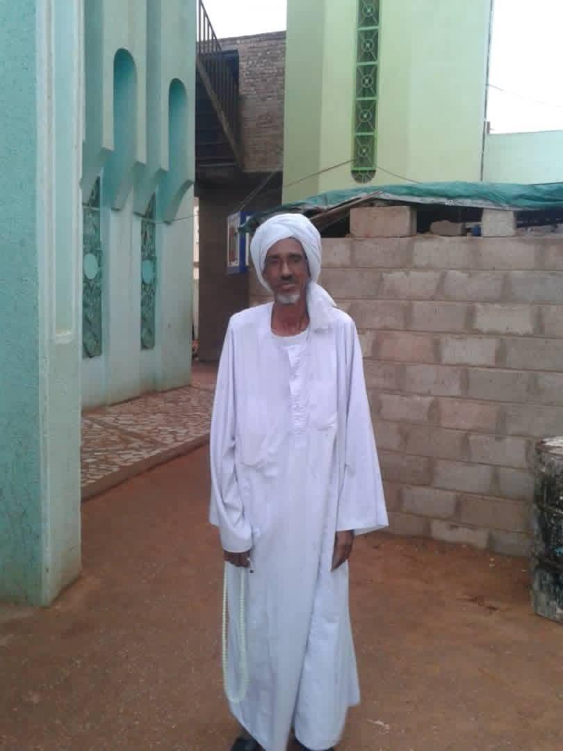 الشيخ السني الدليل خطيبٌ حمل الأمانة… وإمامٌ سكن القلوب قبل أن يعلو المنبر