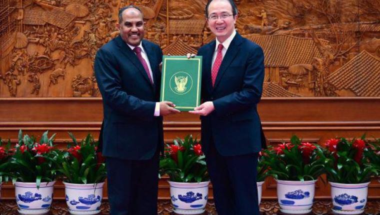 السفير عمر عيسى أحمد يقدّم نسخة من أوراق اعتماده إلى وزارة الخارجية الصينية