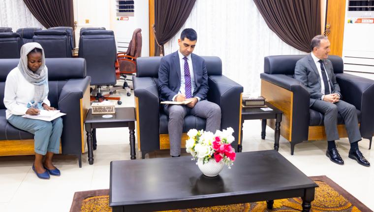 والي البحر الأحمر والسفير التركي يبحثان تعزيز التعاون الاقتصادي وتفعيل التوأمة بين الموانئ