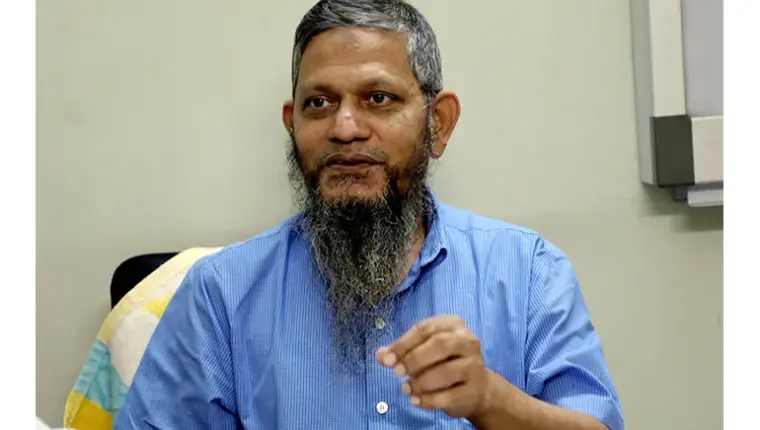 قمر الإسلام.. حكاية طبيب أنشأ مستشفى للفقراء وأجرى ألف عملية زراعة كلى مجانا