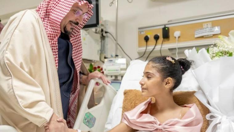أمير القصيم يزور الطفلة السودانية العنود الطريفي ويطمئن على حالتها الصحية