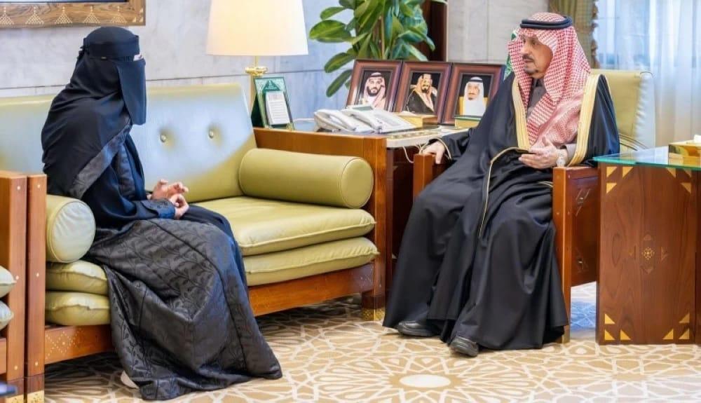 أمير الرياض يستقبل الطالبة لمى السهلي لتميزها وحصولها على الماجستير