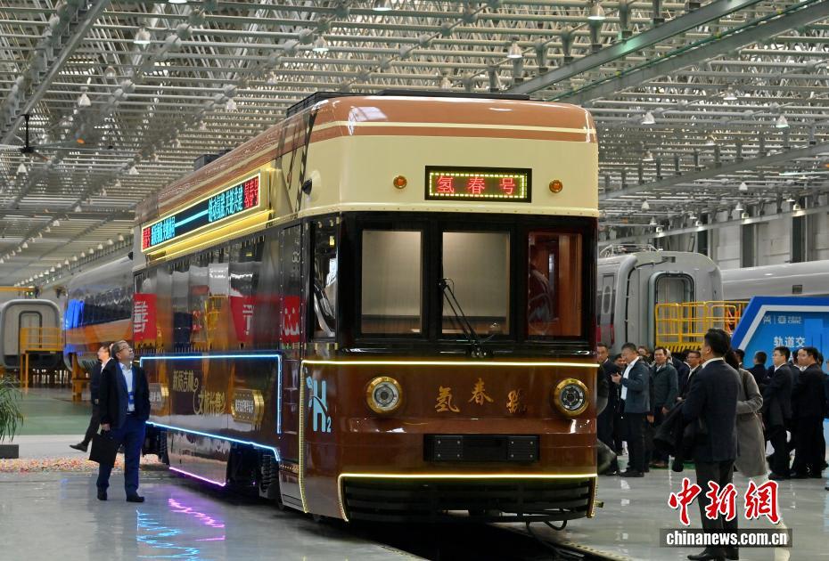 أول قطار ثقافي وسياحي صيني يعمل بالهيدروجين