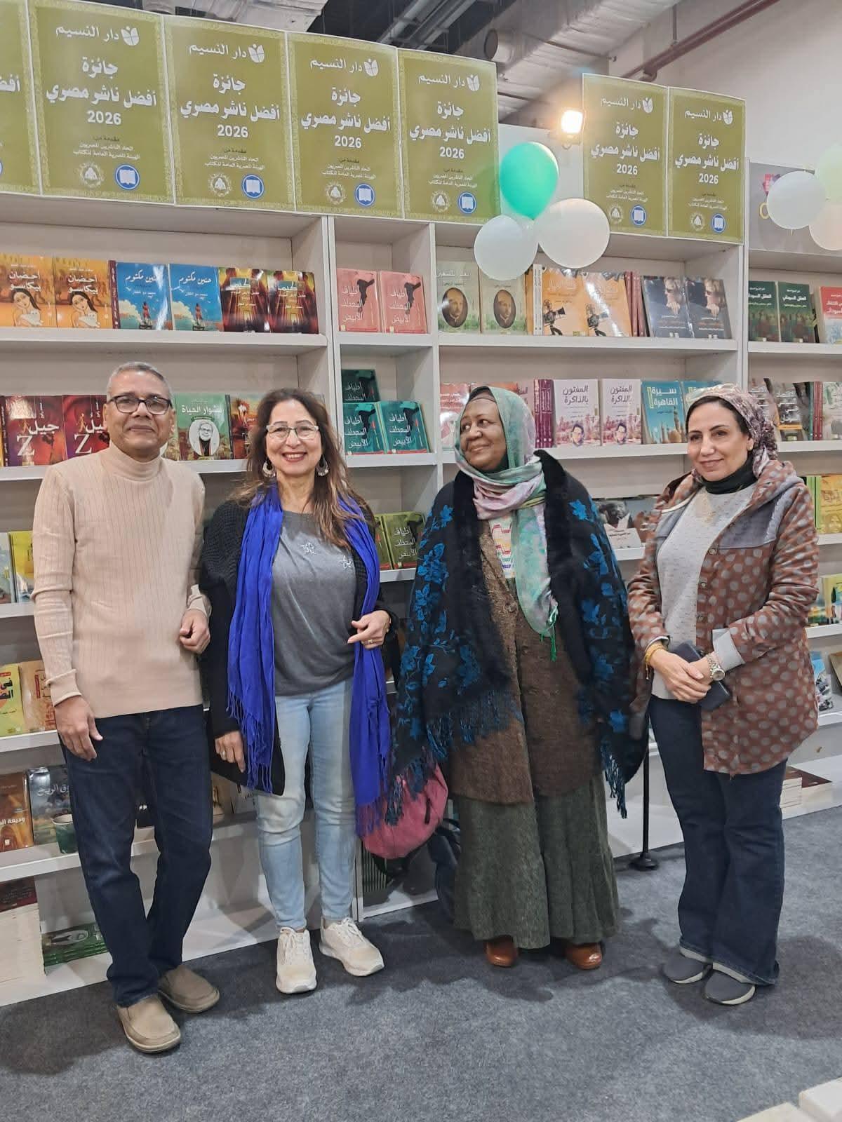 لأدبية والروائية السودنية  بثينة خضر مكي تتجول في معرض القاهرة الدولي للكتاب