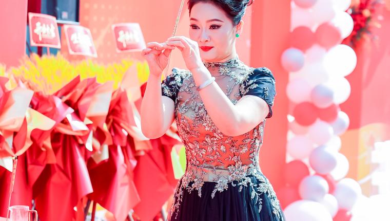 العاشر من ديسمبر مرور عام على افتتاح  سيدة الاعمال الصينية خا بنق بنق ( فاطمة) مقر شركتها الرئيس في ميدنة فوشان