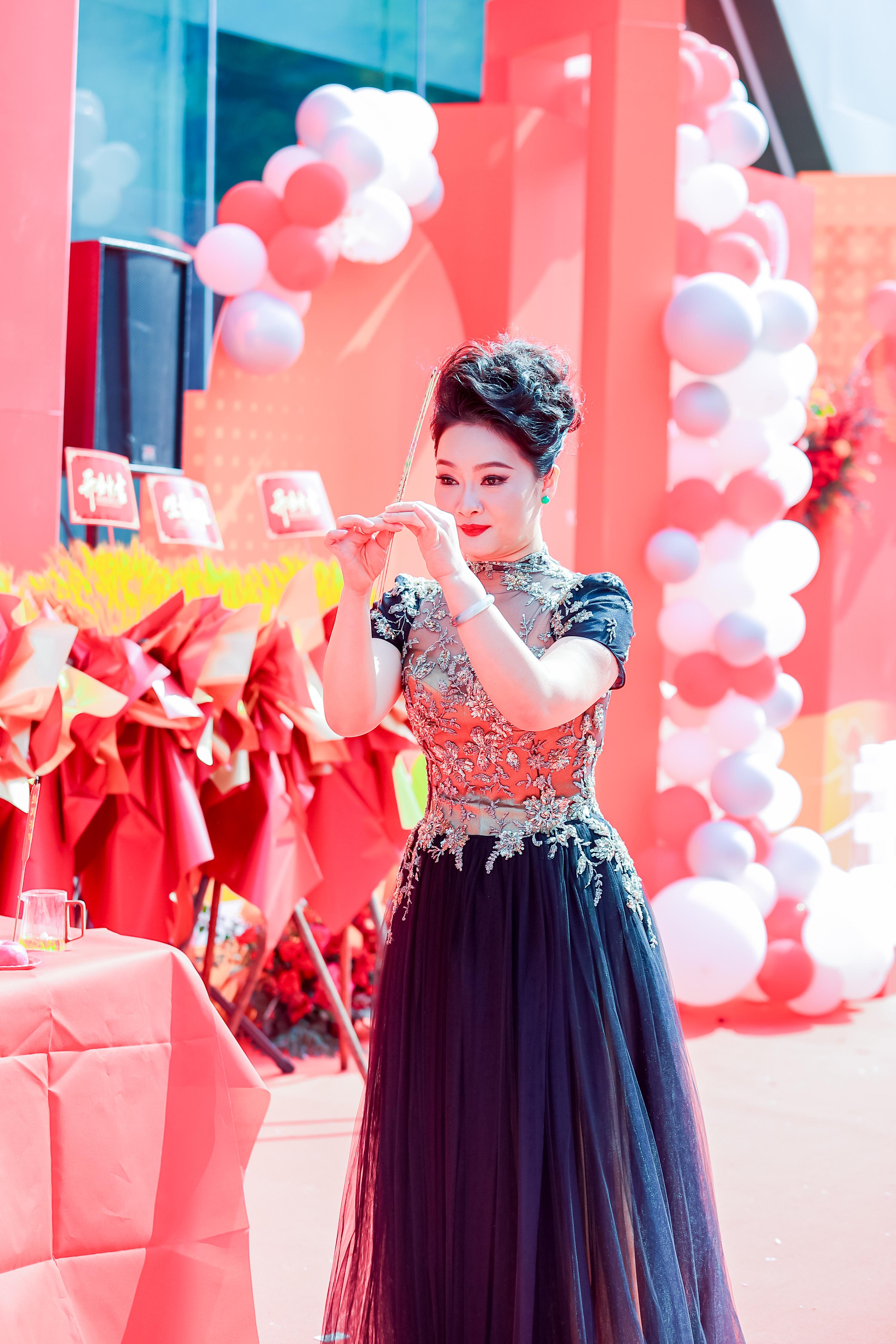 العاشر من ديسمبر مرور عام على افتتاح  سيدة الاعمال الصينية خا بنق بنق ( فاطمة) مقر شركتها الرئيس في ميدنة فوشان