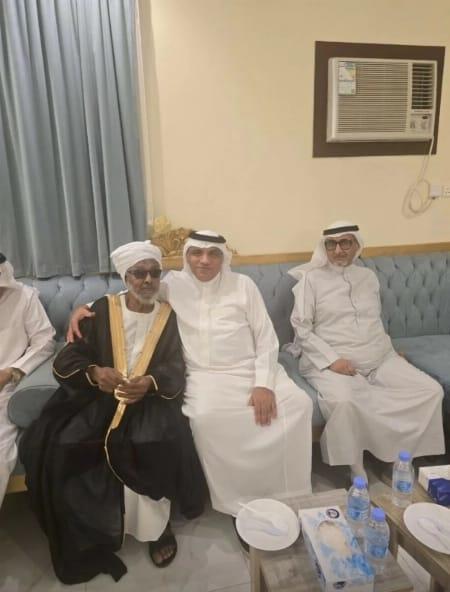 صورة تحتوي على تلبيس, الوجه الإنساني, شخص, رجل  قد يكون المحتوى الذي تم إنشاؤه بواسطة الذكاء الاصطناعي غير صحيح.