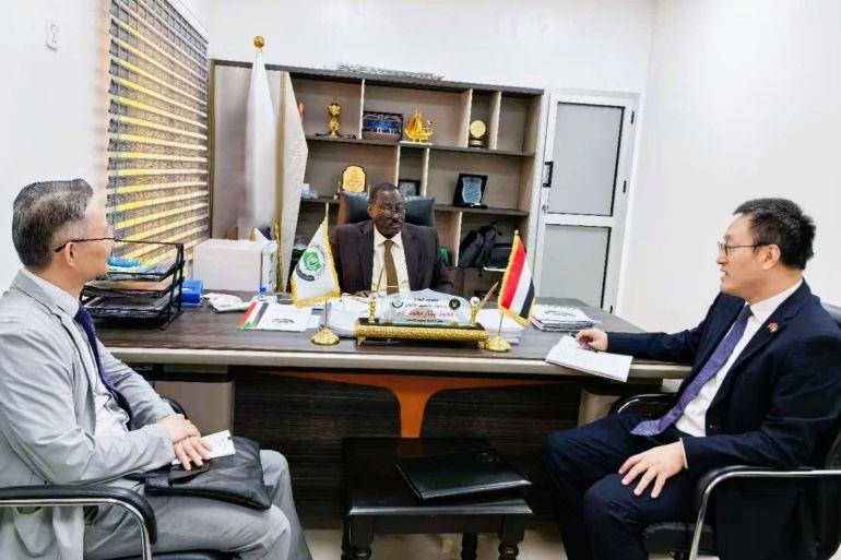 وكيل التخطيط بالمالية يلتقي القائم بأعمال السفارة الصينية بالسودان إلتقى الأستاذ محمد بشار وكيل التخطيط بالمالية بالسيد / شو جيان القائم بأعمال السفارة الصينية بالسودان . واستعرض اللقاء موقف تنفيذ المنحة المقدمة مسبقاً من جمهورية الصين بمبلغ 200 مليون يوان صيني لصالح دعم مشروعات البنى التحتية في ٣ قطاعات حيوية وهي المياه والزراعة والكهرباء . كما ناقش الجانبان مسودة مذكرة التفاهم المتعلقة بديون الصين على السودان والتي بموجبها سيتم إعفاء 345 مليون يوان صيني أي مايعادل حوالي ٤... عرض المزيد وزارة المالية والتخطيط الاقتصادي