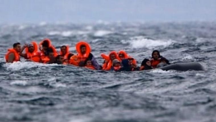 بينهم طفلان رضيعان.. اختفاء 53 مهاجراً في غرق قارب قبالة ليبيا