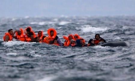 بينهم طفلان رضيعان.. اختفاء 53 مهاجراً في غرق قارب قبالة ليبيا