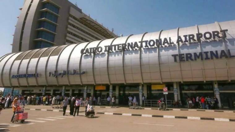 سائحات صينيات في مطار القاهرة يكسرن جمود انتظار الاقلاع بطريقة مبتكرة