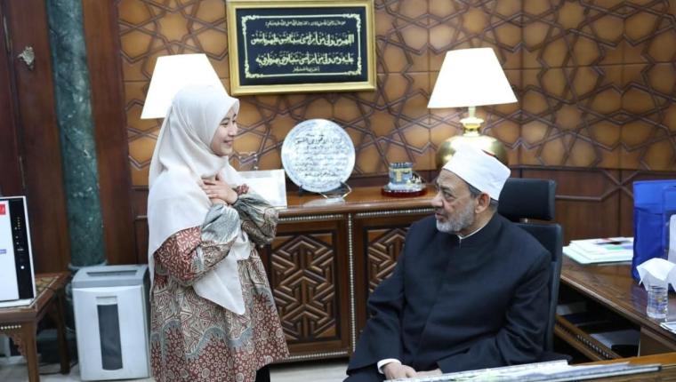 شيخ الأزهر يستقبل الطالبة الإندونيسية «ييلي» ويمنحها فرصة استكمال دراسة الماجستير