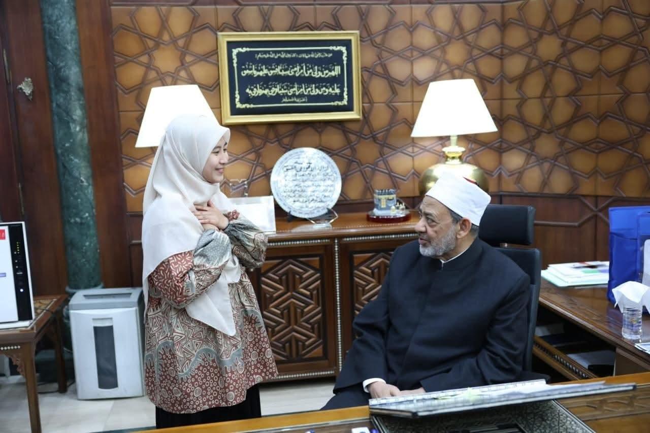 شيخ الأزهر يستقبل الطالبة الإندونيسية «ييلي» ويمنحها فرصة استكمال دراسة الماجستير
