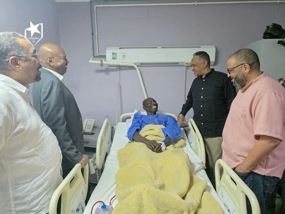 وفد من مجلس إدارة نادي المريخ  يزورلاعب الفريق السابق رمضان محمد (حبني)، عقب خضوعه لعملية جراحية